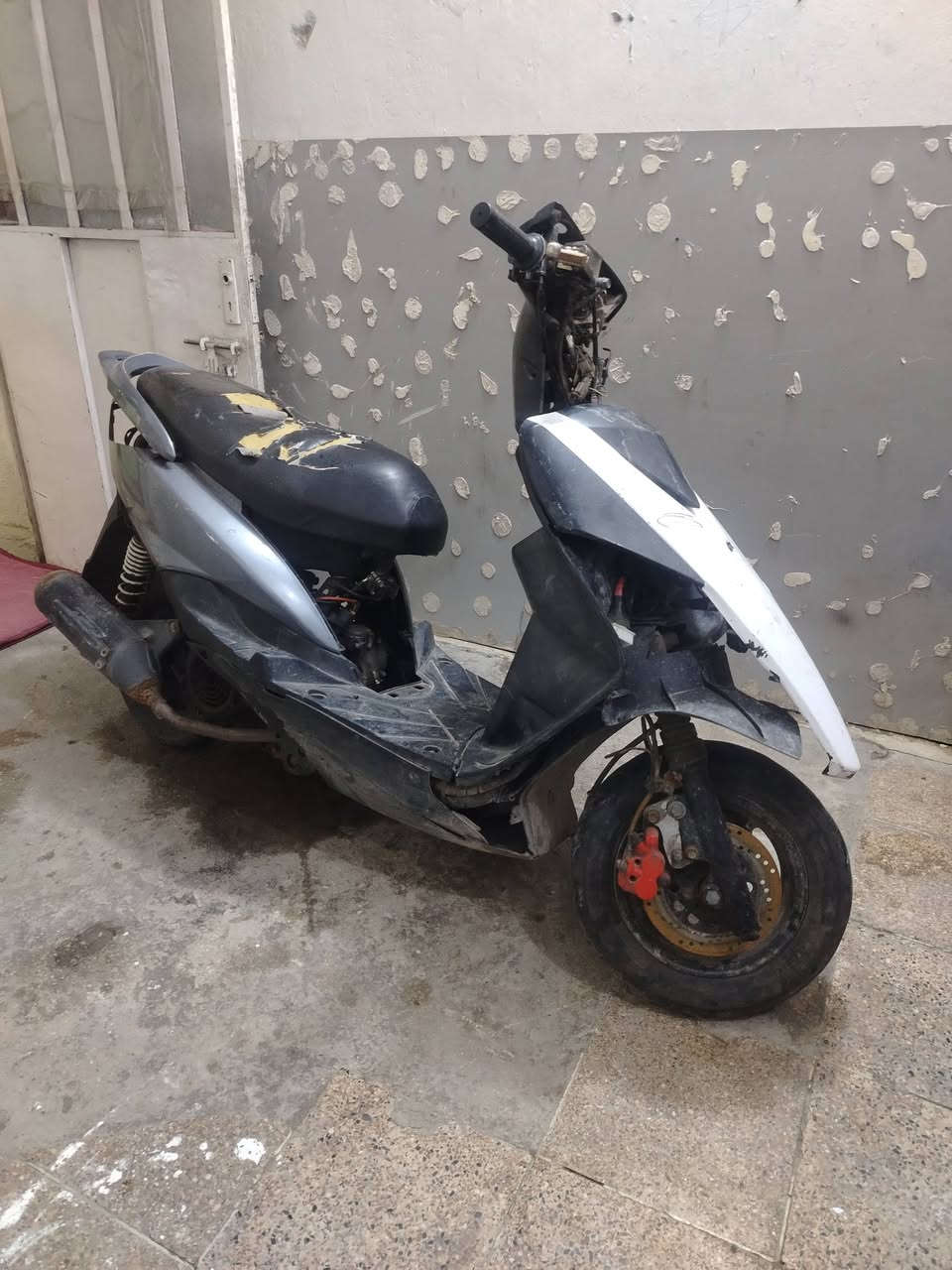 سلام عليكم 
دراجه ماكس ثعلب  
الدراجه شغاله  نقصهه كتف شحن 
تجي اشغلهه الك محركهه مابي شي 
لا تبخير ولا دخان ناعم الدراجه تاخذهه تريد تروح وتجي بيهه او تريدهه مال لعب 
عنواني بغداد مدينه الصدر  رايدهه ١٥٠ كوم حديد  بس اشغلهه الك كدام عينك 
رقمي *********** واتساب موجود
