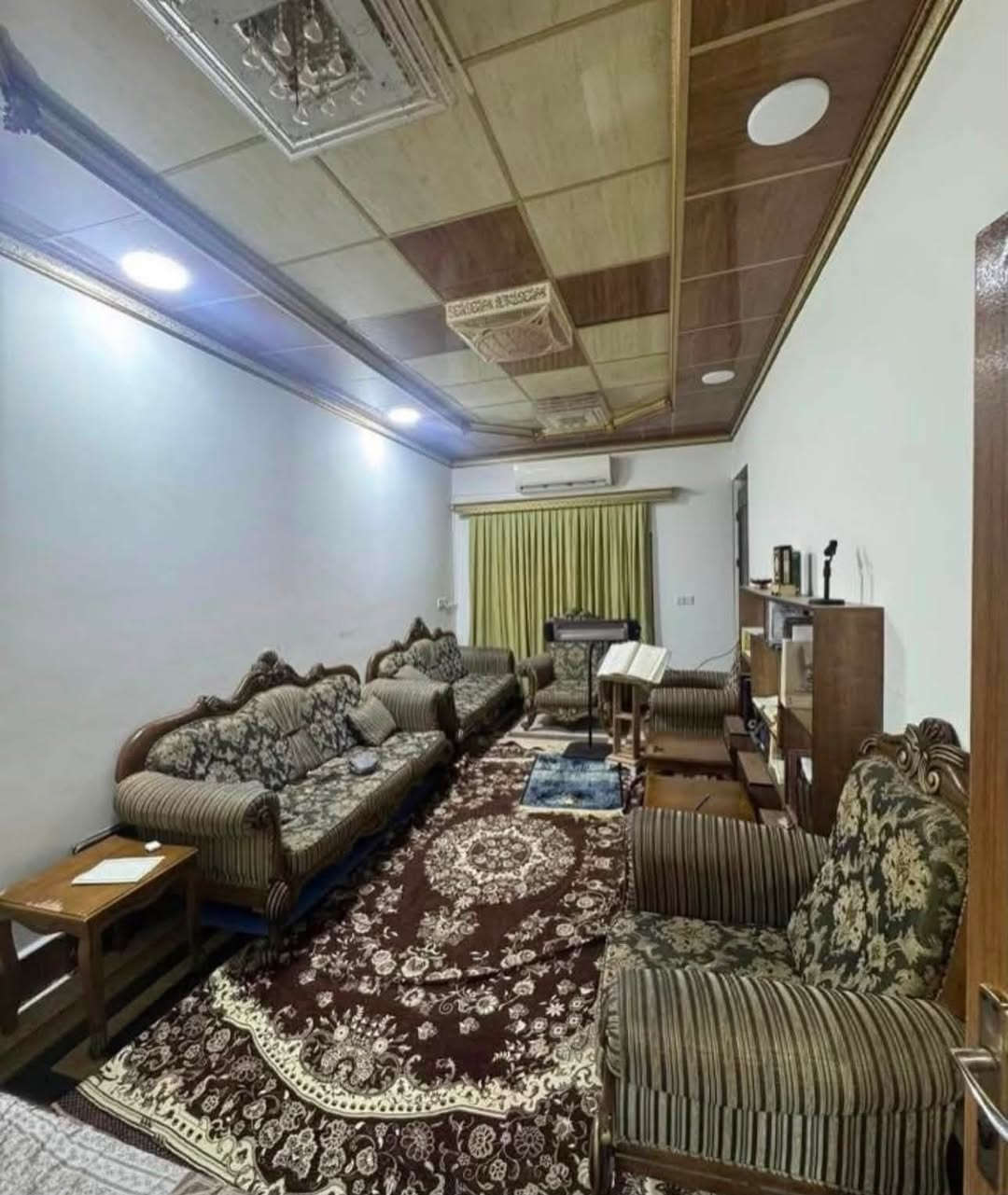 ⁨	دار للبيع بناء نظيف جداً طابقين يطل على شارع عريض 20 متر
المساحة :(126)مترمربع

الواجهة :(6.5) متر 

الموقع : طريق بغداد - حي المعلمين قريب من جامع عبد العزيز البياتي 📍

يتكون الطابق الاول من غرفتين نوم وهول ومطبخ وصحيات وكراج الطابق الثاني يتكون من غرفة نوم وهول وصحيات 

السعر : 182 مليون وقابل للتفاوض 

🟨  لـلاستفسـار  يمكنكم مراسلة الصـفحة 

ونـتشـرف بزيارتكم #عقارات_أمــلاك 

العنوان:  كـركـوك  شـارع القدس مجاور Box  cofe  مقـابل افران الحياة 📍

 للاستفسار اتصال أو واتساب:

📞  ***********

📞 ***********⁩⁩⁩⁩⁩⁩⁩⁩⁩⁩

Facebook : أملاك للعقار 

instagram : amlak_real_estate96⁩
