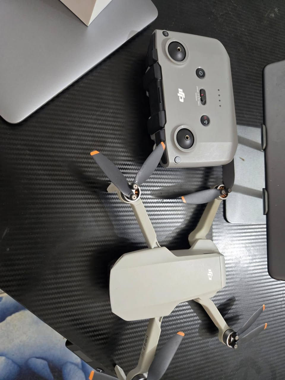Dji mine 2 SE
الطيارة اخت الجديدة وزنها 229 ما تحتاج إجازة. 
توصل للارتفاع 7000. 
الكاميرا وضوحها فول
هبوط تلقائي
رجوع تلقائي عند فقدان الاشاره
تحتاج بس 7 أقمار للطيران
ثلاث امواد قيادة سلو نورمل وسبورت
خدش واحد ما بيها 
الممشى مالتها كلش قليل يضهرلك بلبرنامج شكد طايرة وكم ساعات الطيران زيرو
رقمي ***********
السعر بلخاص
