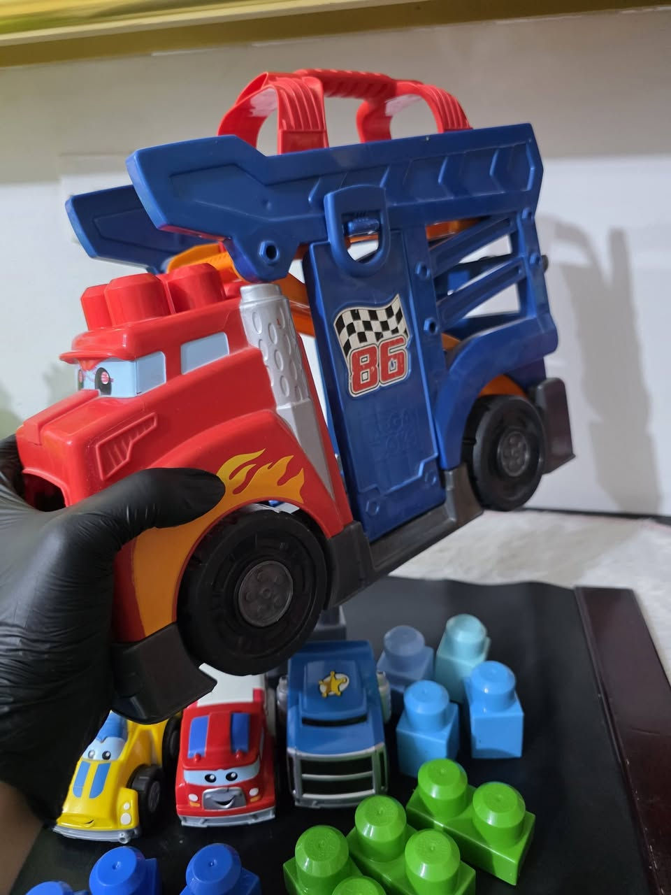لعبة Mega Bloks First Builders Fast Tracks Racing Rig، وهي شاحنة نقل سباق حمراء وزرقاء كبيرة الحجم.تتميز الشاحنة بأنها تتحول إلى منحدر سباق قابل للطي ليتمكن الأطفال من تشغيله.تتضمن المجموعة عادةً قطع بناء متوافقة ومركبات صغيرة إضافية للعب والسباق.تحتوي الشاحنة على مقبض علوي مدمج لسهولة حملها ونقلها.


**إذا كنت صاحب هذا الإعلان وتريد حذفه لأي سبب، رجاءا أرسل رسالة إلى الدعم الفني**