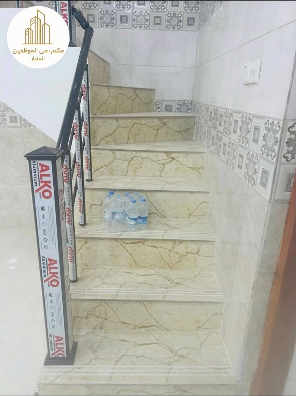 دار للايجار في الاسكان العسكري (جهة مجمع الدرة) ١٢٥ متر غرفتين نوم طابق واحد
الطابق الاول طارمة ، استقبال ، صالة ، مطبخ ، غرفتين نوم و صحيات

الطابق الثاني بيتونة كبيرة و سطح 

الايجار ٥٥٠ الف 

***********
***********
