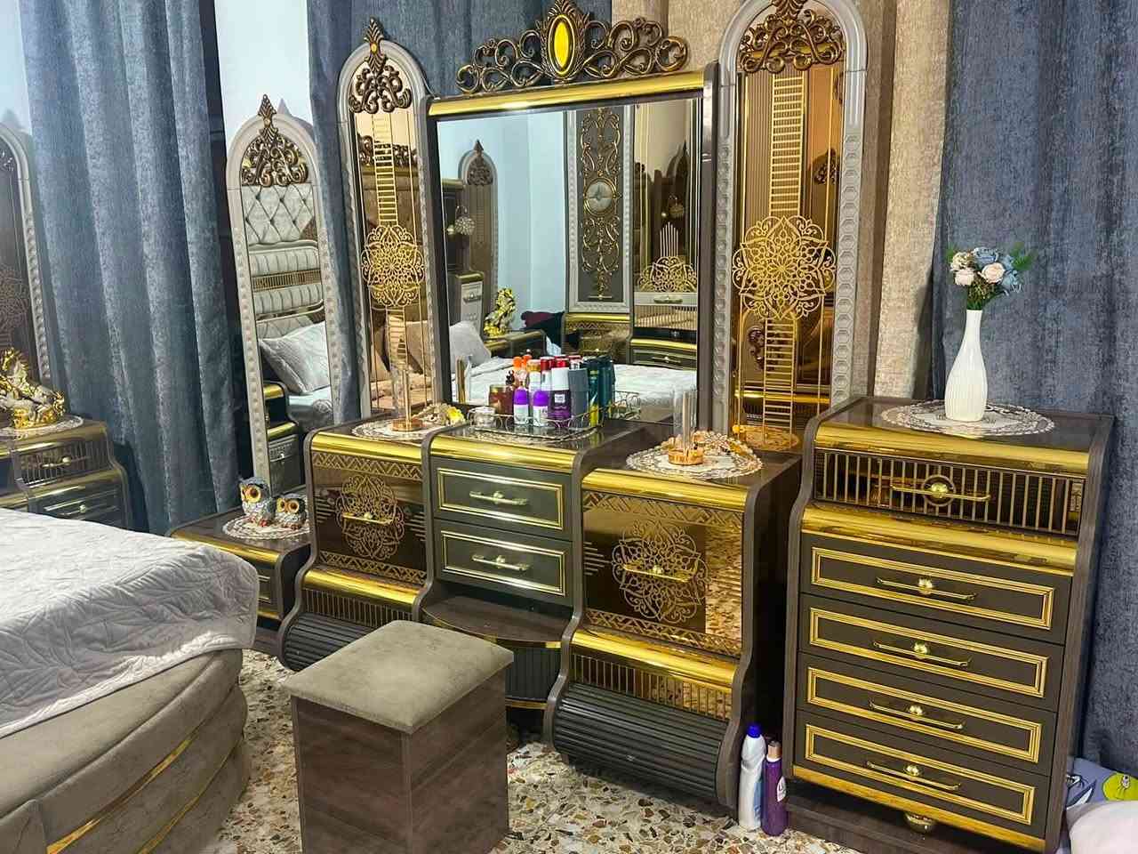 السلام عليكم غرفة نوم 10 قطع جديده كلش المكان بغداد جميله اني ماخده اربع ملاين وميتين***********
