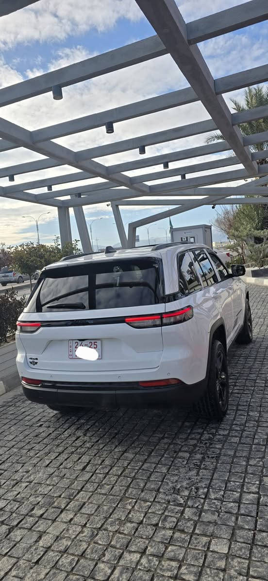 جيب كراند شيروكي 2023 بلاك توب BLACK TOP 
6 سلندر  4×4 دفع رباعي 
ماشية 12 فقط
بيها مكانين كرت فقط..

فتحة سقف ( سلايت )
رادار امامي( تثبيت مسار مع مانع تصادم )
رادار جانبي( نقطة عمياء )
حساسات خلفية مع مانع تصادم 
كشنات كنتارا وجلد 
شاشة أبل كار بلي واندرويد اوتو 
كشنات وستيرن تدفئة 
شاحنة موبايل وايرليس 
تشغيل عن بعد 
شفتات 
هاند بريك كهربائي 
وضعيات قيادة 
اوتو ستارت ستوب ( انطفاء ذاتي )
صندوق كهربائي 
ويل قياس 20 بلاك 

كاتي بدون رقم تترقم شمالي  ( اربيل دهوك سليمانية )

السعر : 285 وبيها مجال 
المكان : دهوك
***********
***********
اتصال أو واتساب
