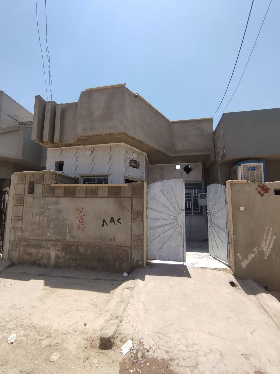 بيت للبيع بل قوسيات خلف أسواق ابو علي قرب مدرسه غصن الزيتون 
مساحه 120متر
كامل 
سعر45
ستفسار ***********
