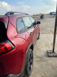 جيب شيروكي 2016 وارد امريكي حادثها جداً بسيط بدون ايرباك شوية بل جنطة ...