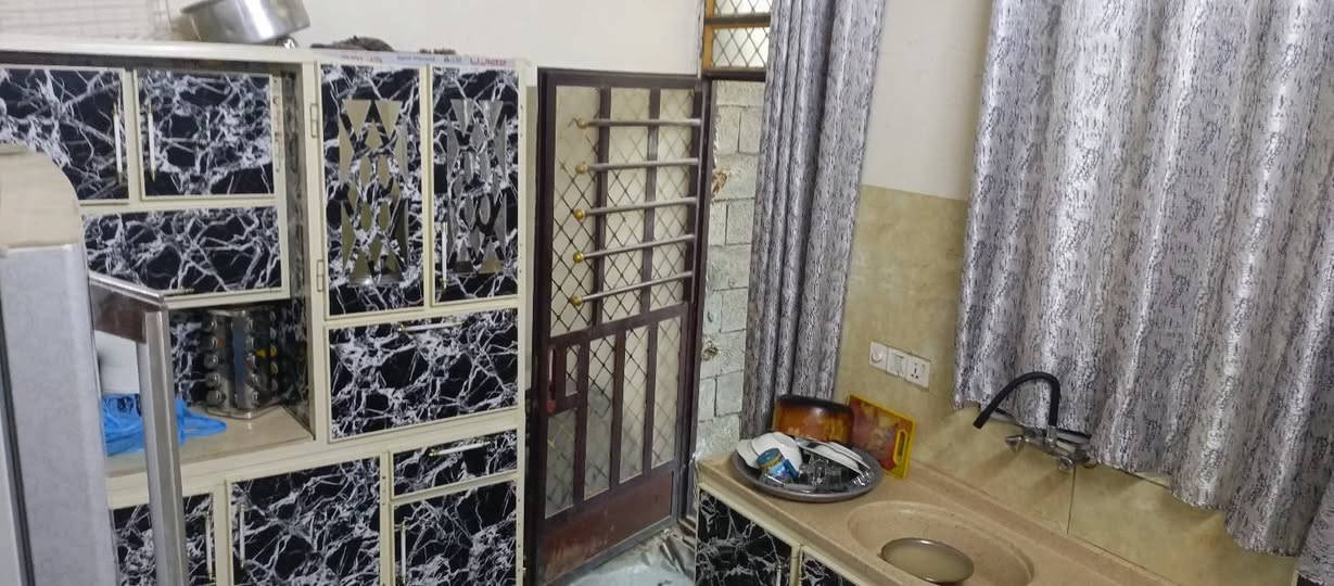بيت للبيع تجاوز شارع تبليط  مساحه 140غرفتين وصالة. ومطبخ وستقبال  المكان  جسر ديالى الرياض بشارع علوه الصدرين  ***********
