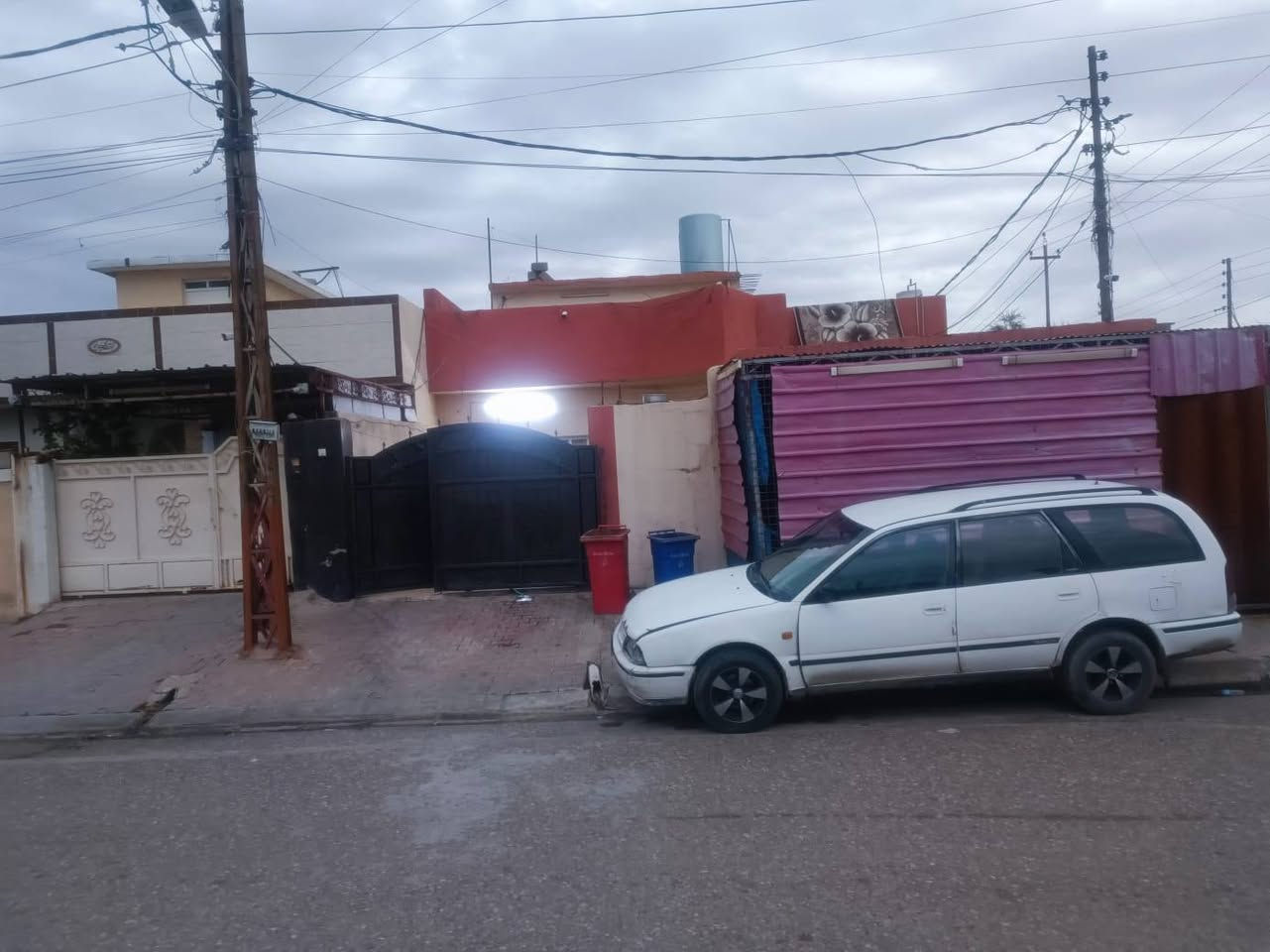 السلام عليكم اخوان بيت 200 م للبيع على طريق المصرف العقاري مقدمه 70 مليون والمتبقي 90 مليون بالشهر 438 مكان البيت بدايه السايدين عصره مفقودين البيت ركن***********
