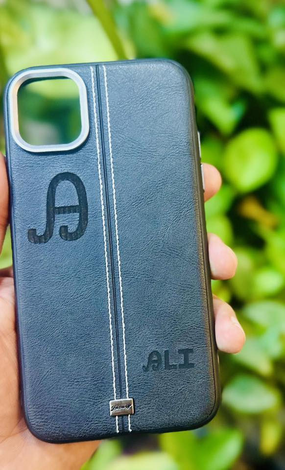 البداية ليست إعلان… بل اسمك
حفر ليزر بدقة عالية على كفرات الموبايل (ايفون + s24-s25) 
اسمك، مواليد ، أو رقم حظك  — محفورة بإتقان

▪️ تنفيذ حسب الطلب
▪️ تفاصيل محسوبة
▪️ فخامة تُرى وتُلمس
متوفر لون جوزي 
متوفر لون اسود 
للحجز و الاستفسار 
***********
متوفر واتس أب 
يوجد توصيل لجميع أنحاء العراق
