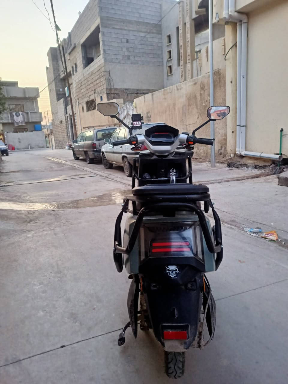 السلام عليكم 
عندي هاي الدراجه الكهربائيه 
يسموها (وحش الكون . المدرع) 
فول المواصفات معروفه 
1 ملف 2500
2 لايت LED
2 البطارية 6 مصطرا  
بيها نقص 3 بطارية منتهى 
يرادله تبديل ابيع علي وضعيتها فحم 
الدراجه شغالا كدام العين 
السعر 325 بي مجال بسيط 
تواصل واتساب (***********)
يرحم والديكم لا تكسرون بالحلال
