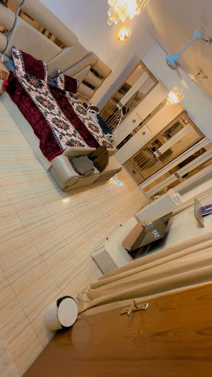 السلام عليكم بيت للبيع في منطقة ابي غريب الشهداء خلف الخط السريع مباشرتاً بينه وبين السريع شارع واحد رئيسي البيت مساحة ١٢٥ متر طابقين يحتوي على صالة وحولي وغرفة نوم ومطبخ وتواليت عدد٢ وحمام عدد واحد ومنور في الطابق الارضي وغرفتين نوم كبار وحمام في الطابق الاول البيت ملبوخ بل الكامل الطابق الارضي كاشي والطابق الثاني سيراميك للتواصل والاستفسار الاتصال على الرقم *********** 
او ***********
