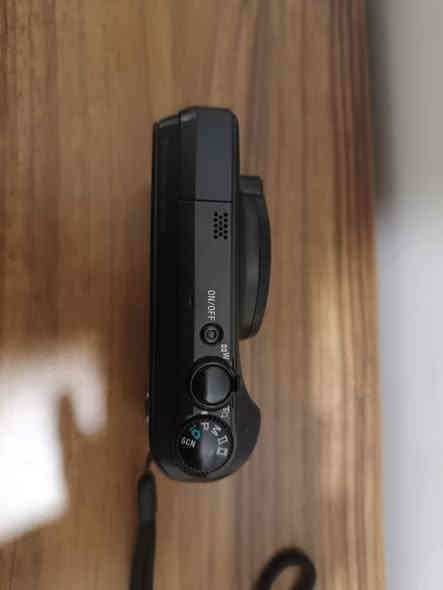 السلام عليكم
كاميرا سوني للبيع
السعر:180 الف
العنوان:بغداد حي تونس
رقم الهاتف : ***********
غير مستعمله 
لا يوجد توصيل

الميزات الرئيسية للمنتج
تقريب رقمي
64x
اللون
أسود
نوع البطارية
ليثيوم أيون
الاتصال
يو إس بي
سلسلة
سوني سايبر شوت
تقريب بصري
16x
الأبعاد
العمق
1.33 بوصة
الارتفاع
2.35 بوصة
العرض
4.12 بوصة
وزن المنتج
6.77 أونصة

ميزات إضافية للمنتج
نوع الشاشة
شاشة LCD
دقة المستشعر
16.1 ميجابكسل
أقصى دقة فيديو
1280x720

ميزات إضافية
تقريب رقمي، USB، تصحيح العين الحمراء
حجم الشاشة
3 بوصة
اللون الخارجي
أسود

الميزات
تقريب رقمي، USB، تصحيح العين الحمراء
حجم الشاشة
3.0 بوصة
النوع
كاميرا بوينت آند شوت
نوع الكاميرا
كاميرا بوينت آند شوت
أقصى دقة
16.1 ميجابكسل
ذاكرة فلاش مدعومة
بطاقة ذاكرة ميموري ستيك ديو، بطاقة ذاكرة SDHC، بطاقة ذاكرة ميموري ستيك مايكرو، بطاقة ذاكرة SDXC، بطاقة microSDHC، بطاقة ذاكرة SD، بطاقة ذاكرة ميموري ستيك برو ديو، بطاقة ذاكرة ميموري ستيك برو ديو عالية السرعة، بطاقة ذاكرة ميكرو (مارك 2)، بطاقة ذاكرة ميموري ستيك برو-HG ديو، بطاقة ميكرو SD

معلومات المنتج
كاميرا سوني سايبر-شوت DSC-H90 كاميرا رقمية صغيرة الحجم بدقة 16.1 ميجابكسل تتيح لك التقاط صور مقربة مذهلة بالإضافة إلى مناظر طبيعية شاسعة. بفضل عدسة سوني G ذات الزاوية العريضة 24 مم ومستشعر الصور Super HAD CCD مقاس 1/2.3 بوصة، تتيح لك هذه الكاميرا الرقمية من سوني التقاط صور بجودة فائقة. يقوم وضع البانوراما الشامل في هذه الكاميرا الرقمية بدقة 16.1 ميجابكسل بدمج الصور تلقائيًا لإنتاج صورة واحدة مذهلة. بفضل التكبير البصري 16x، تُقرّب كاميرا سوني سايبر-شوت DSC-H90 الأشياء البعيدة دون فقدان الحدة. تُسهّل شاشة LCD الكبيرة مقاس 3 بوصات في هذه الكاميرا الرقمية من سوني عرض الصور وقراءة القائمة وتكوين اللقطات حتى في ظروف الإضاءة الساطعة. يكتشف الوضع التلقائي الذكي في كاميرا سوني سايبر-شوت DSC-H90 المشاهد وظروف الإضاءة والوجوه ويضبط الإعدادات
