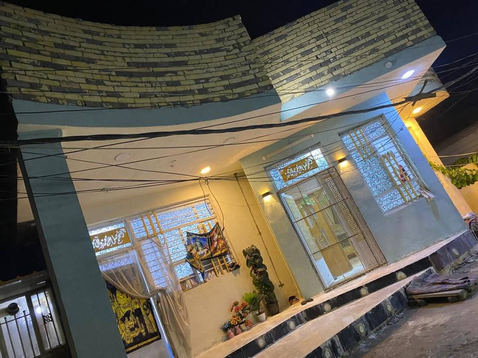 بيت للبيع 300متر بناء 2022
بصف الركن 
شارع البودراج فرع 8 امتار يحتوي ع غرفه نوم 5 في 5 
استقبال 9 في 5 + الكليدور 
صحيات حمام + مرافق داخلي + مرافق خارجي 
هول 5 في 9 
ترك داير مداير البيت مجاري خارجيه ماكو اي مجاري تحت البيت ماكو 
عالي عن الفرع والشارع حيل 
كهرباء 3 خطوط 
مطبخ 6 في 2
درج خارجي وداخلي 
الطابق الثاني 
مشتمل كامل غرفه 5في 5 وهول وصحيات 
سطحين مطبك شتايكر 
البيت كله بورسلين 
بناء كله طابوگ وماكو اي بلوك بس السياج 
ابواب كلها صاج الاصلي
***********
