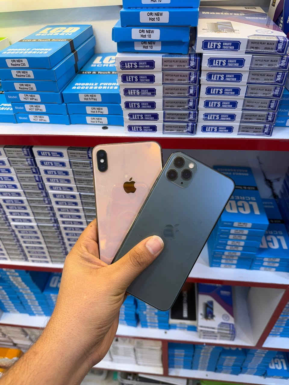 السلام عليكم ايفونات للبيع 
11 برو ماكس ذاكره 256 بطاريه 75 شرق اوسط
خط واحد مستبدل شاشه وبصمه الوجه متوقفه سعرة 190
ايفون اكس ماكس ذاكره 256 مبدل فقط بطاريه 
كلشي شغال سعرة 165 مكاني حله 
***********
