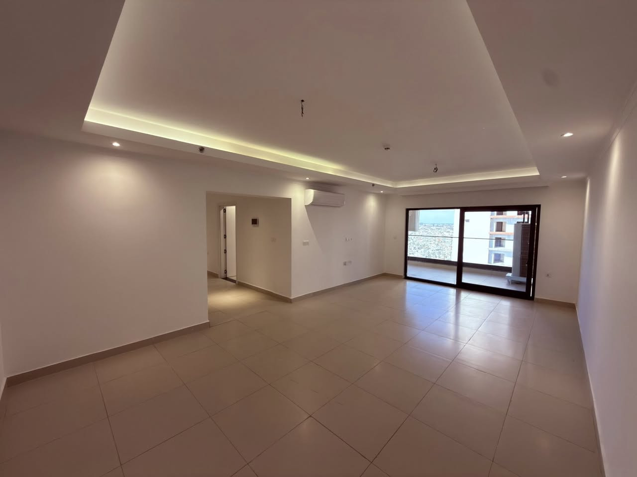 السلام عليكم 

شقة للأيجار في مجمع الرويال ستي Royal city  - المنصور - بغداد

تفاصيل الشقة : 
١- نوع A مساحة 200 متر مربع 
٢- بناية R3 طابق 18 
٣- تأتي ب ٣ غرف نوم ( ١ ماستر ) و حمامات عدد ٣ ( حمام ضيوف و حمام الشقة و حمام غرفة الماستر ) بالاضافة الى غرفة اللوندري 
٤-  كامل الشقة مجهزة بالسبالت
المطبخ و الحمامات مجهزة ايضاً 

سعر الايجار الشهري 1000$  

*********** 
اني مالك الشقة
