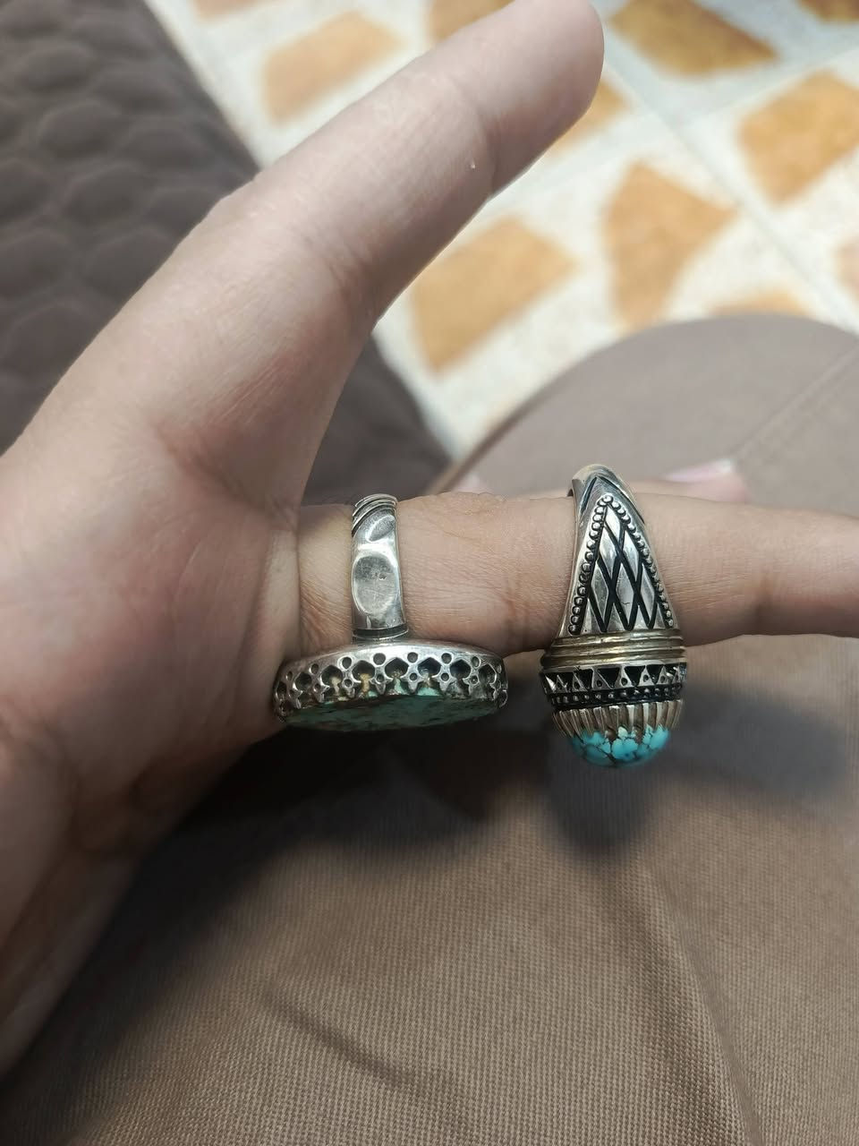 سلام عليكم
محابس فيروز ذمه
ثقيل صياغه حسيني
قياس 22وزنه18غرام
مكاني بغداد 
***********
