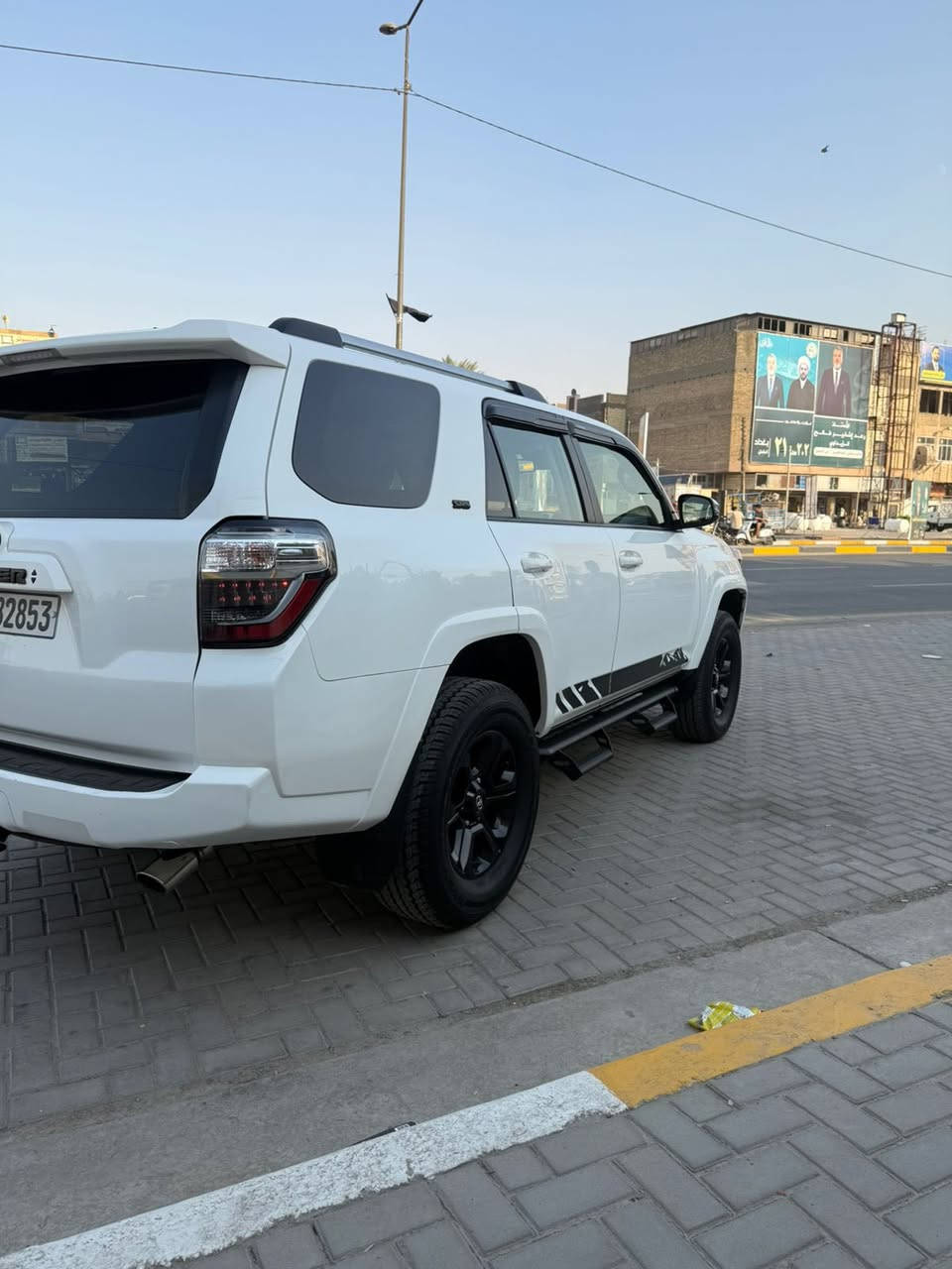 السلام عليكم
للبيع تيوتا فور رنر 4 رنر 
موديل 2021 
وارد امريكي حادث حسب ما موضح في الصور 
ربع الجاملغ والبنيد امبدل نفس اللون 
ماشية 45 الف فقط 
مواصفات بصمه فتحمه رادار امامي كامرة 
وكشنات جلد كهرباء 
السيارة بيها تخم تاير جديد 
كامله اي نقص مابيها كلش جديده 
مكينه 4000 سته سلندر 

للبيع بسعر 280 ورقه وبيها مجال 

للاستفسار الاتصال عل الرقم ***********
مكانها بغداد

