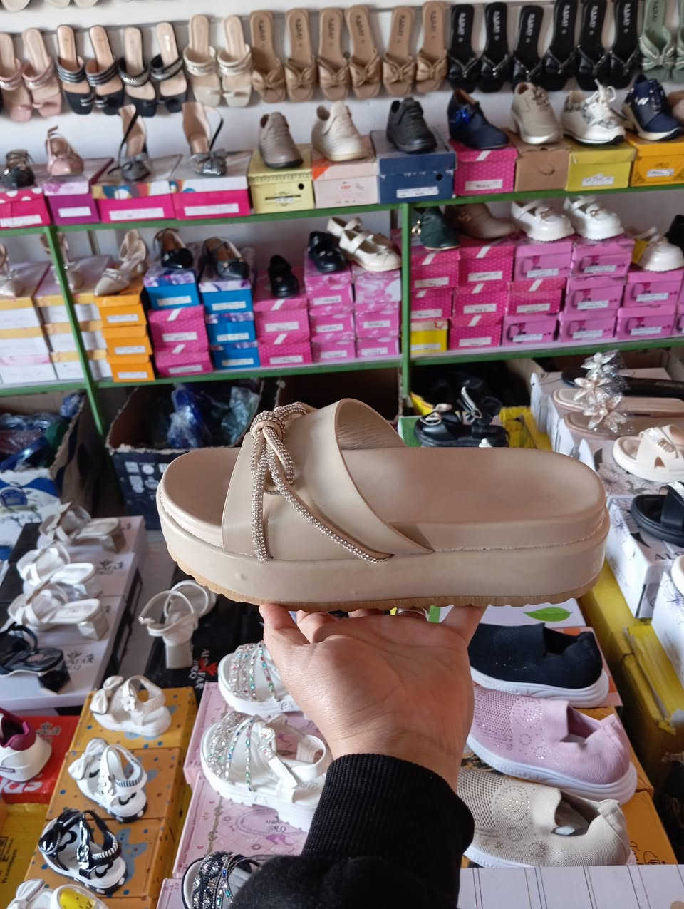 📢 جديد محلات الغازي للأحذية النسائية والبناتي 👡✨
وصلتنا تشكيلة مميزة من الصنادل والشحاطات النسائية والشبابي بأشكال عصرية وألوان جميلة تناسب كل الأذواق 💖
وكذلك متوفر شحاطات طبي مريحة للمشي اليومي 👣
وللبنات الصغار أيضاً متوفر قنادر وصنادل بناتي موديلات حلوة وخفيفة 👧🌸
✨ جودة طيبة
✨ موديلات متنوعة
✨ أسعار مناسبة للجميع
📍 زورونا في محلات الغازي واختاروا الموديل اللي يعجبكم.

الموقع: شميط -الشارع العام-مقابل اسواق باسم العيدان 
للاستفسار: ***********
***********
