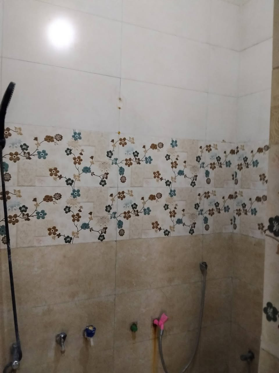 سلام عليكم بيت للبيع ثاني فرع بل زراعيه كلش قريب علئ صحه مساحه 49 مكاتبه فقط سعر 84 بي مجال قليل***********
