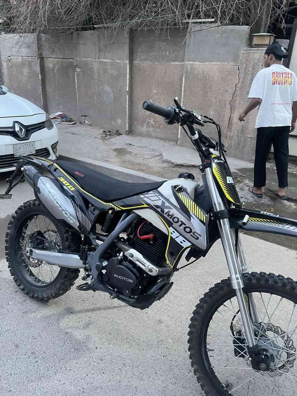 السلام عليكم داجه قفاز لبيع الدراجه نضيفه وحلوه محرك ٣٠٠ccمحرك مكفول مرقم أربيل سنويه ضايعه الموقع بغداد الزعفرانية رقم *********** السعر مليونين وبيه مجال
