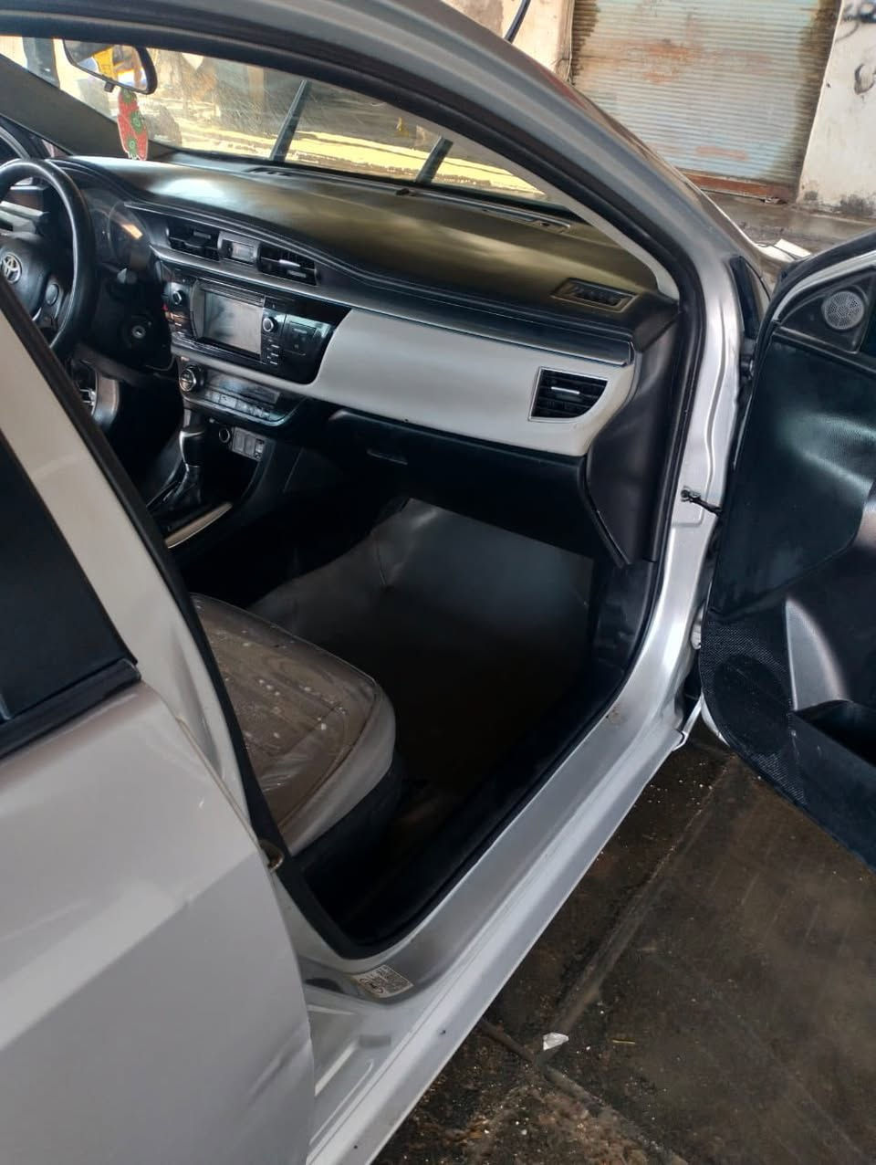 السلام عليكم 
كورلا للبيع موديل ٢٠١٤ السياره جاهزه وخير من الله  وارد امريكي وصور الحادث مرفقه بالمنشور مكان السياره بغداد الغزاليه   
للأستفسار  ***********
السعر 110 وبيها مجال
