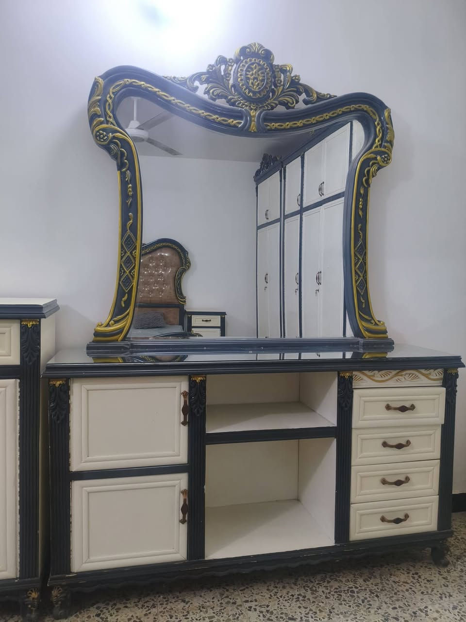 غرفه اخشاب الون ابيض  تسكام 5 ملم صاج خارج والداخل شغل  زان دنك جعب الغزال جربايه زان مصري  شغل ثكيل الغرفه كلش ثكيله وخشب قوي واخت الجديدة ونظيفه كولش اي كسر او ضرر ما بيها 
  نسبة نظافتها 100  /100  وأكثر شخط واحد ما بيها 
زاويا تخليها بصف الكنتور صير 8 ابواب الغرفه ضخمه 
 الغرفه ولا غلطه بيها و بالعافيه على لي ياخذها 
 الظهر جرجوبه براغي  القاعدة بلوك سقف بلوك    
 العنوان بغداد  البياع لاعلام اكو توصيل هم


**إذا كنت صاحب هذا الإعلان وتريد حذفه لأي سبب، رجاءا أرسل رسالة إلى الدعم الفني**