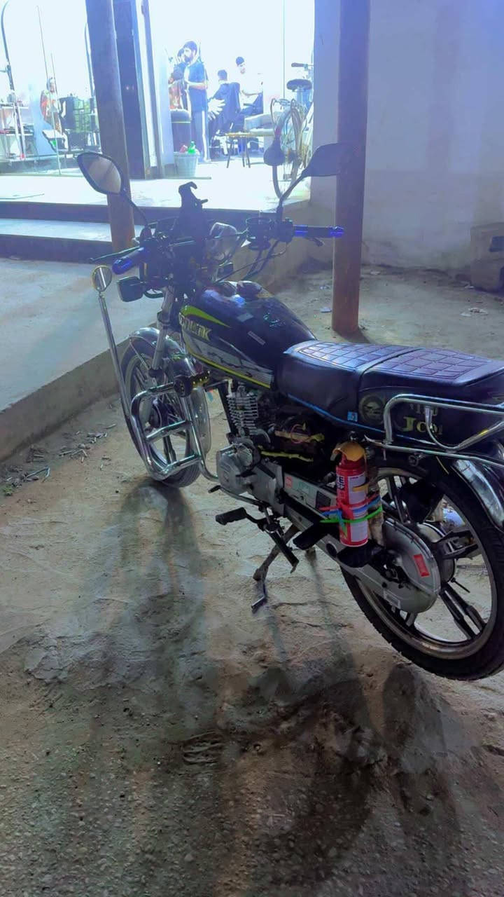 السلام عليكم شباب دراجة ايراني للبيع نوع سونك سيفان موديل 2024 دراجة نضيفة نضافة خير من الله السعر 650 وبهة مجال ***********
