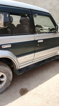سياره لبيع موديل ٢٠٠٠ باجيرو رقم بصره انكليزي باسمي السعر ٥٥وبيها مجال...
