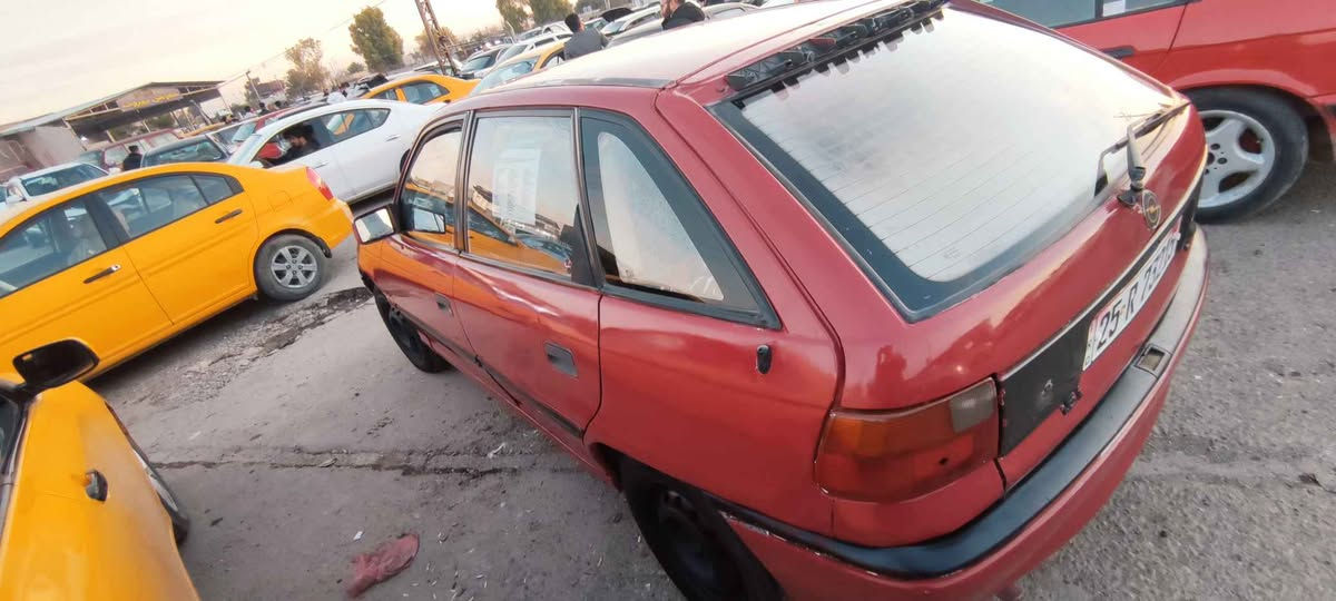 اوبل استرا موديل 1992 مواصفاتها قايش عريض يعني ستيرن پاور ،مشروع وطني،  سيارة مصفية ، ما بيها خياس ،تايرات تخم جديد ، صدر جديد ما بيه نقص كهربائيات، محرك بيه خيط بخار ببطاقة بنزين سيارة حلوة كاعدة وما ناقصها شي  سيارة باسمي طالب عليها 
38 ورقة وبيها مجال مكاني كركوك 
للاستفسار *********** Singapore
