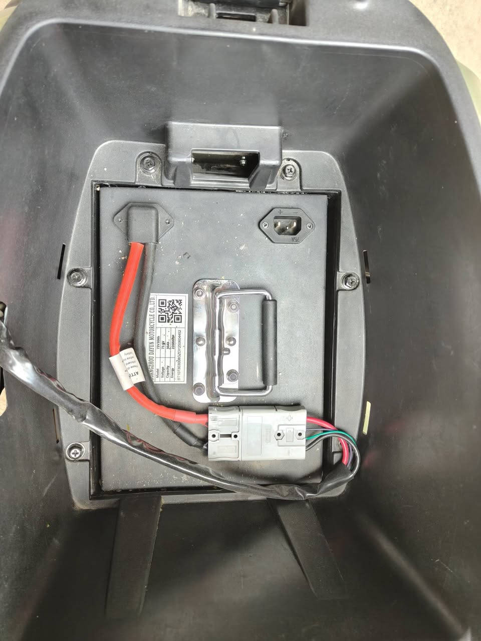 السلام عليكم دراجة شحن ليثيوم  30 امبير 72 فولت تمشي من 70 كيلو الى 90 كيلو بيهه سماعات منه وبيهه اباجي ملف 2000للبيع بعدهه جديدة زيرو مماشية استخدام شهرين مطالع بيهة سعره مليون 400 مكاني أبو غريب هاذا رقمي بي واتساب ***********
