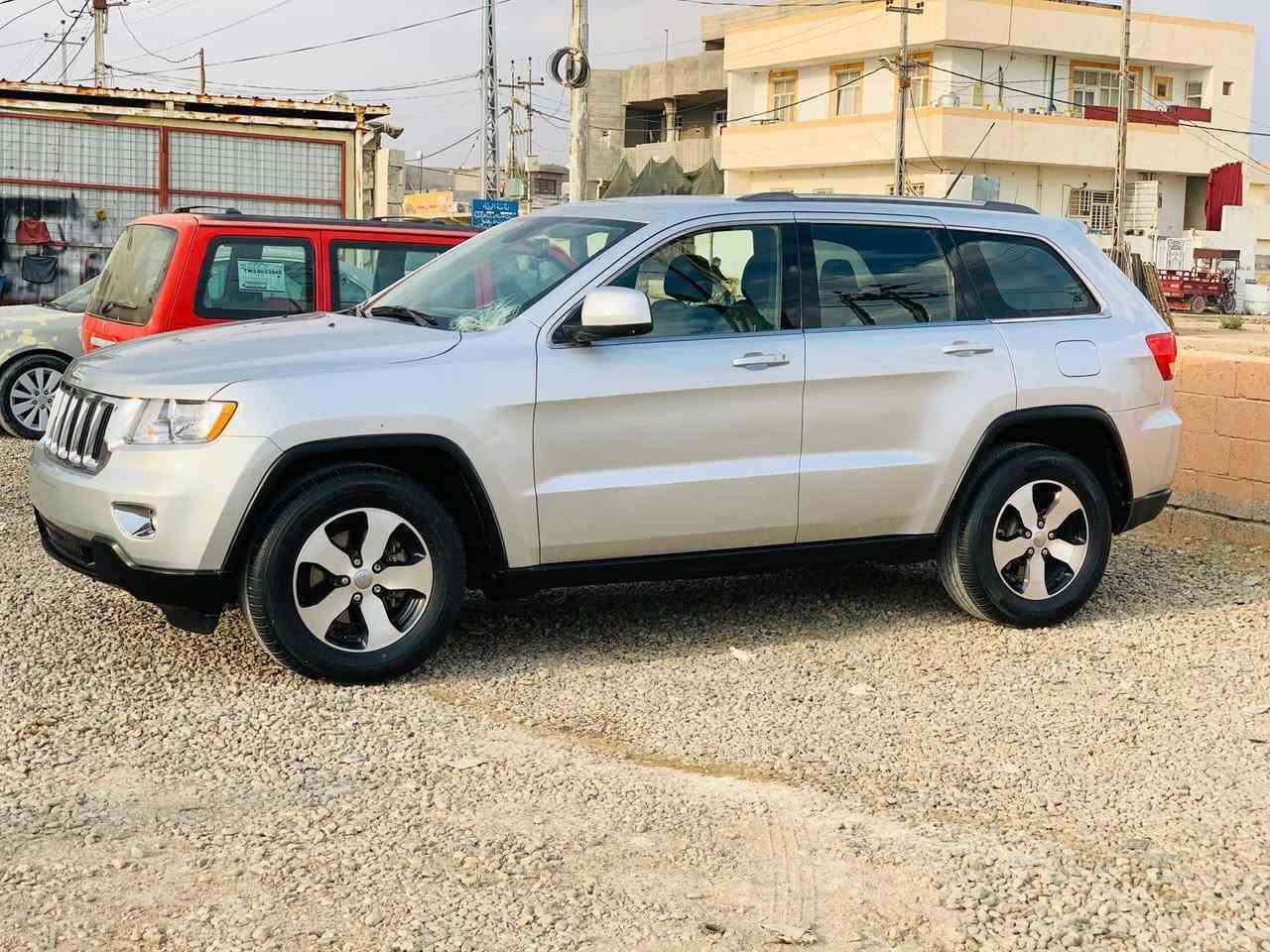 السلام عليكم للبيع جيب 2012 رقم بغداد بأسمي مميز تحويل ثاني يوم وارد امريكي حادثها بابين جه السائق نرشت احزام لجماليه مكينه كير صدر امامي خلفي تخم تاير كله جديد موصفات السياره فول عده الفتحه شاشه كامره حساسات بصمه بقيه المواصفات معروفه مكان السياره ديالى 
السعر 145 الاستفسار 
***********
