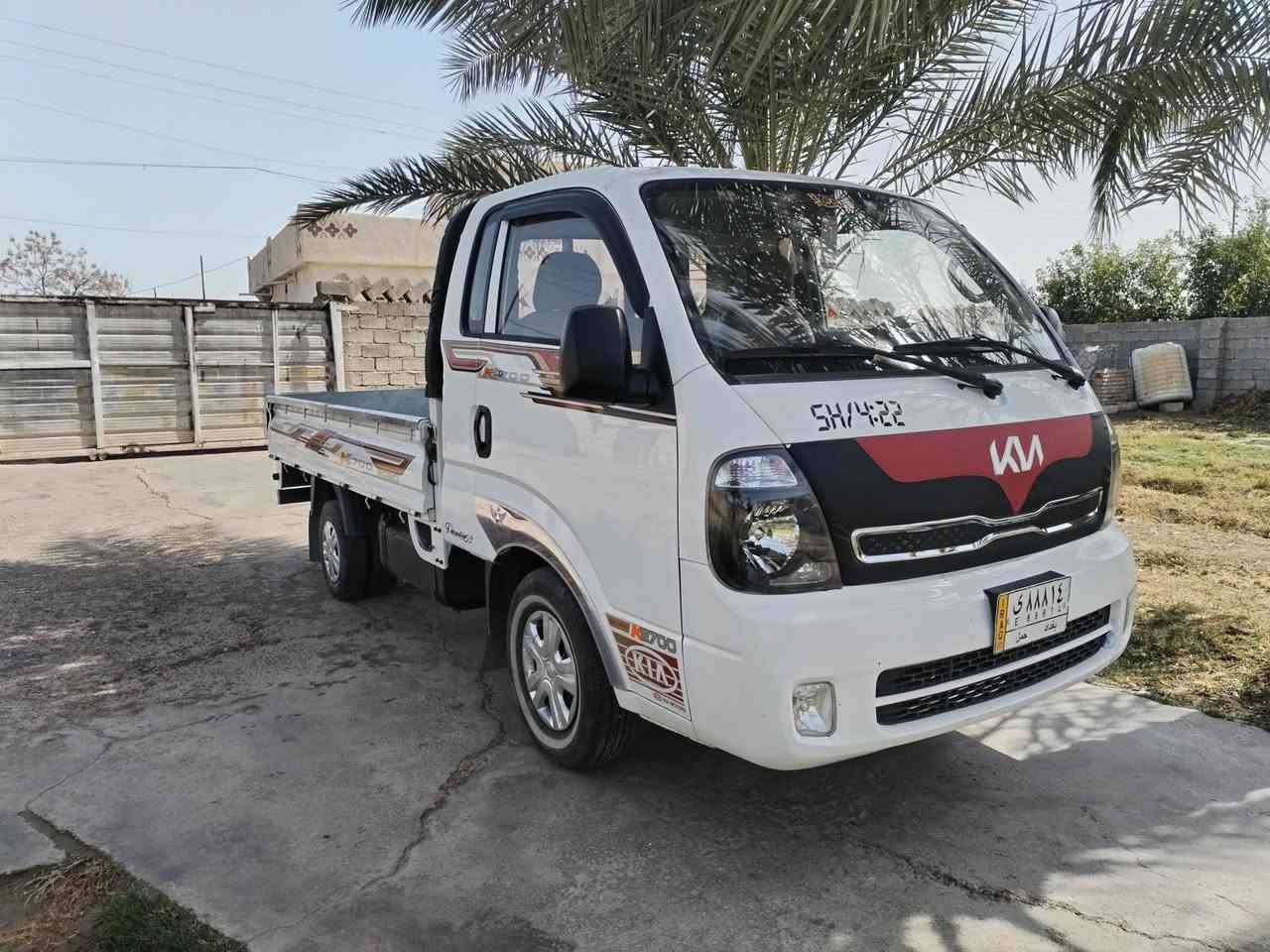 السلام عليكم 
كيه حمل 2018 رقم بغداد تحويل مباشر 
كير محرك 2700 مكفولات 
مكفوله عده هلال الباب شبرين فقط سياره كلش نضيفه وكاعده 
صدر جديد 
تخم تاير جديد 
شاصي مكفول 
رقم شاصي واضح 
دوشمه جديده 
كل نقص مابيه السعر 120 مع المجال حك جيه 
*********** للستفسار 
مكان السياره بغداد اليوسفيه
