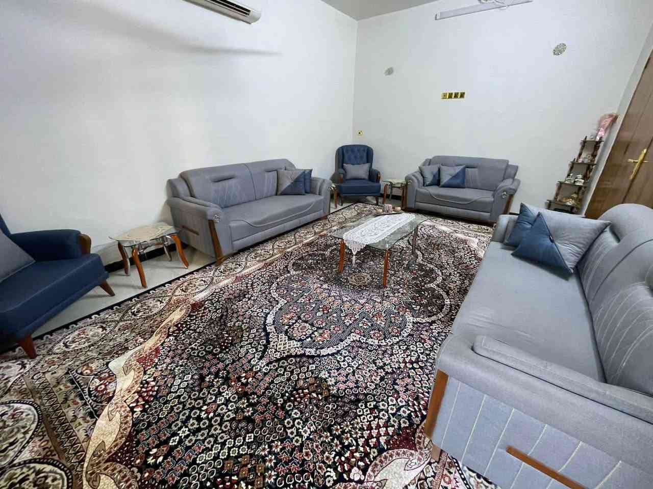 دار للبيع مساحه 250متر الموقع قضاء المحاويل حي ١٧ طابقين بناء حديث كما موضح في الصور يحتوي الدار ع ثلاث غرف نوم ومطبخ وصاله واستقبال  ومجمع صحيات وحديقة وكراج سياره السعر 168مليون وبيه مجال بسيط . للأستفسار ***********
