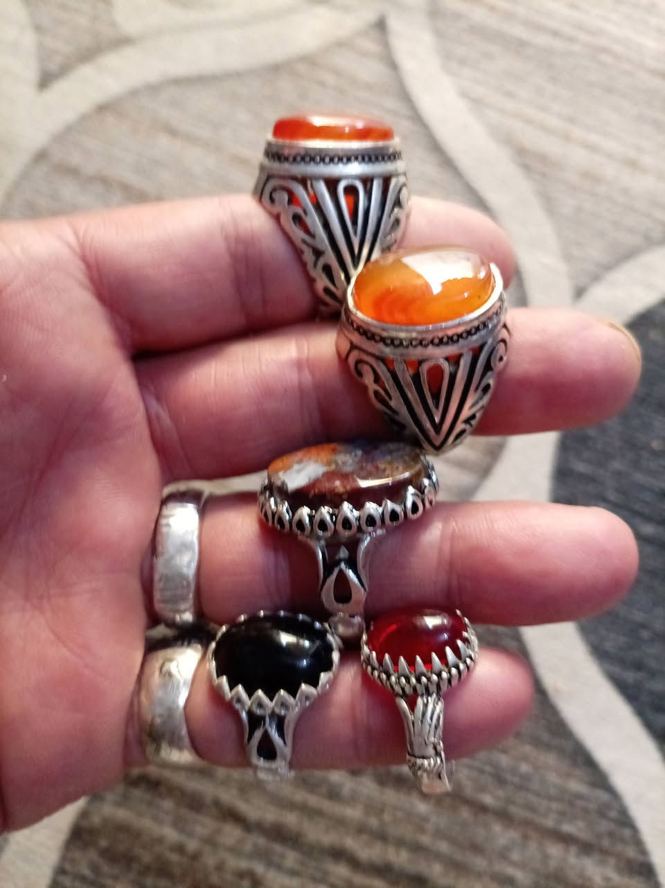 السلام عليكم 5 خواتم فضه للبيع الخاتم ب30 الاف ابيعهن شلع ب150 الاف قفل اي استفسار انتصل ***********
