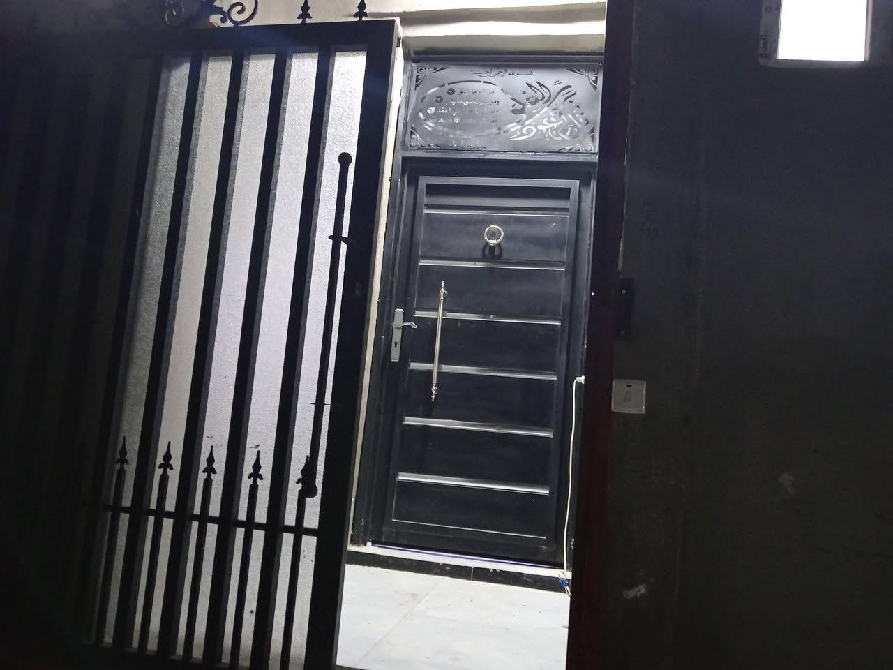 السلام عليكم بيت 50 متر زراعي للبيع بناء حديث قبل 4 أشهر يتكون من طابقين الطابق الأول استقبال ومطبخ وغرفة نوم وصحيات والطابق الثاني  غرفة نوم وبيتونه العنوان الواسطي قرب المعوقين قريب على طريق بغداد قرب تلة الآثار السعر ٦٥ وبي مجال للاستفسار الاتصال على ***********
