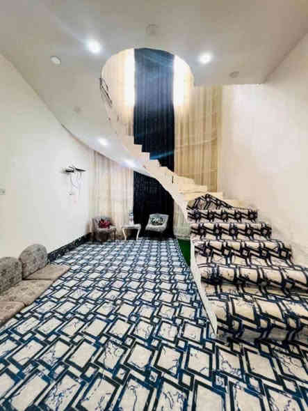 السلام عليكم 

يوجد قطعه مع دار المساحه700. واقع حال 1200

العنوان نادر الثالثه خلف معمل الغاز اكو شارع تبليط تدخل بي 

مسافه 300 متر ثالث بيت عا الشارع كافه الخدمات 

زراعي سند 25. تحويل مباشر 

السعر 250بي مجال. الاتصال على الارقام التاليه 
***********
