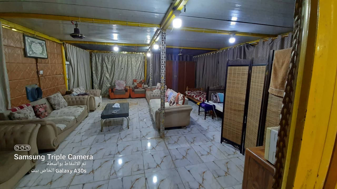 موجود دونم طابو زراعي حق التصرف بمنطقة العزيزية
--- السلام عليكم 

بيع مستعجل

**أرض للبيع – مساحة دونم – واسط العزيزية تبعد عن بغداد اقل من 40 دقيقة **

- **جنس الأرض:** طابو عقد 25، تحويل مباشر للمشتري.

- **الموقع:** تبعد 200 متر عن الشارع، وتحتوي على شارع خاص بها. تبعد عن مركز المدينه ٣ كيلو فقط 

- **الخدمات المتوفرة:**

  - خط كهرباء.

  - ماء إسالة.

  - بئرين.

- **الأشجار والمحاصيل:**

  - نخيل برحي ومكتوم.

- **مميزات إضافية:**.

  - منظومة سقي كاملة.

  - كرفان بمساحة 12×12 متر مع سقيفة بي آر سي.

  - محاصر للحيوانات.

السعر الارض :- 75 مليون 

ملاحظة:- تصلح سكن

**للاستفسار:**  

الرجاء الاتصال على الرقم: ***********

---
