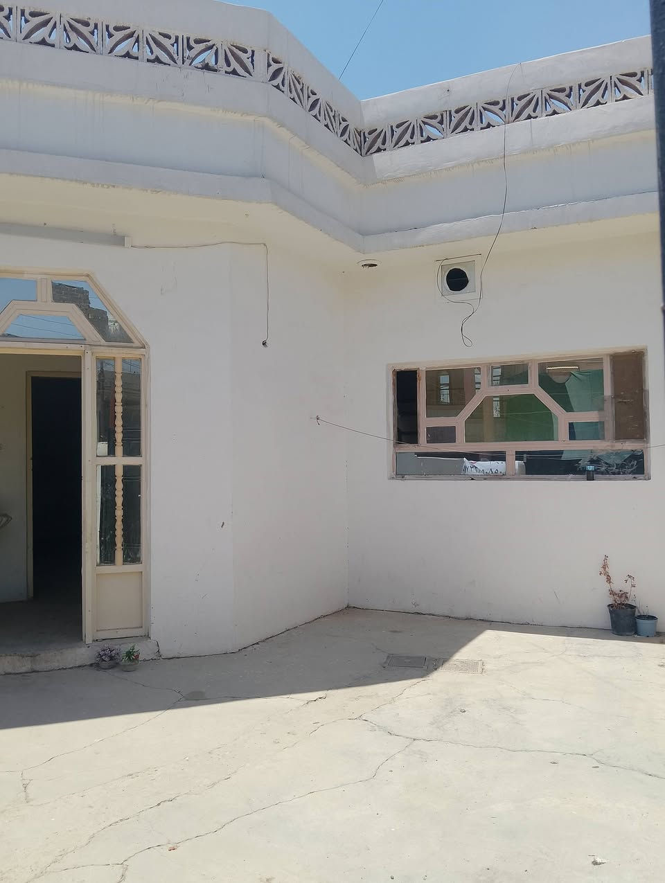 دار للبيع مساحة/200/متر بيت نظيف
عنوان:قادسية الثانية شارع أبو وليد 
نوع العقار:رقم
الگاعي صب
بيها استقبال،ومطبخ،وهول،وغرفتين نوم،ومجمع صحيات،ودرج داخلي فوك بيتونه
سعر:٧٥مليون وبيها مجال 
للاستفسار الاتصال على الارقام التالية:***********
