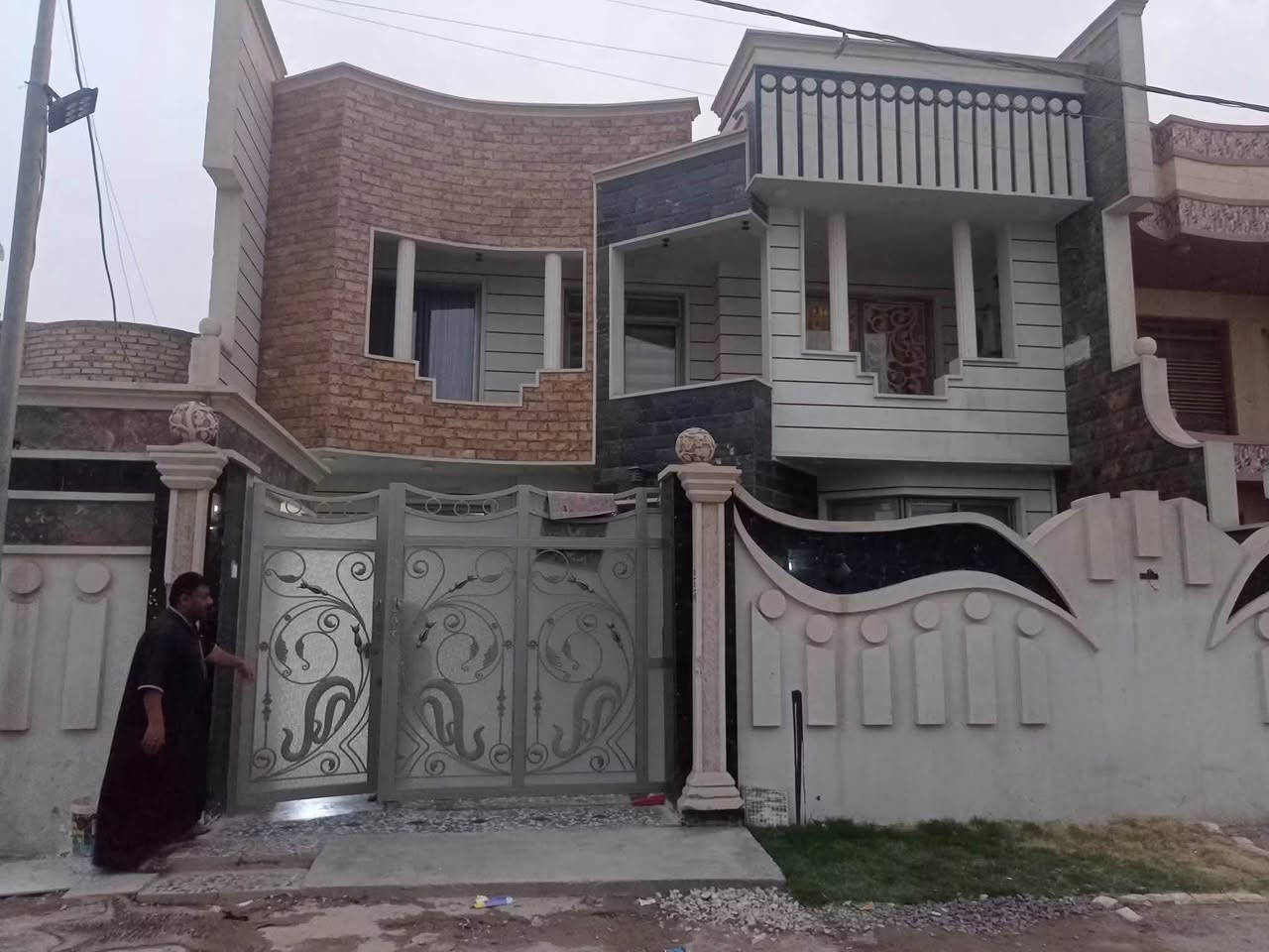 ✅بسم الله الرحمن الرحيم✅

🏠بيت في حي التأميم بناء حديث 🏠

ا🗺️لمساحه ٣٠٠متر الوجه ١٢ النزال ٢٥🗺️

🔴الموقع 🌐 حي التأميم شارع ١٢ ثاني بيت عن شارع ٦٠ نافذ على ال ٦٠

🟧يحتوي الدار على 
🔘الطابق الاول

🔴مطبخ كبير حار بارد 
🔴استقبال
🔴صاله
🔴جلسه عربيه 
🔴غرف عدد ٢
🔴صحيات
🔴مناور 
🔴كراج سياره 
🔴حديقه 
🔘الطابق الثاني
🔴غرف عدد 3
🔴صاله 
🔴مخزن 
🔴صحيات 

💰السعر 300 مليون💰 وقابل للتفاوض 

🔴ملاحظه يرهم مراوس مع بيت على محيط العسكري او اي مكان اخر مع مراعات الاسعار 

‭***********‬
