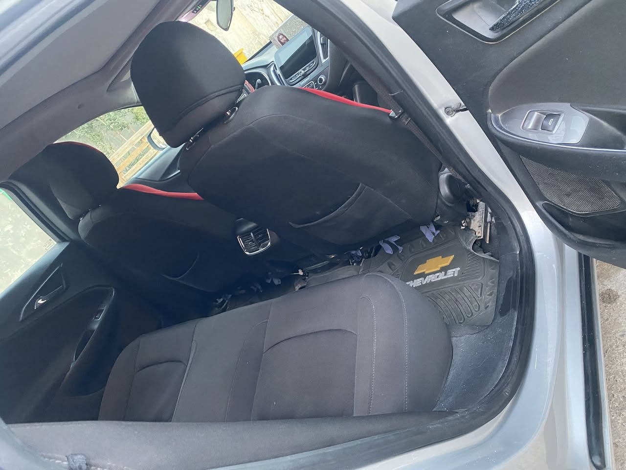 نوع السيارة : شوفرليت Chevrolet
✅ موديل السيارة  :2020
ماليبو Malibu
✅ الفئة : LT
✅ سنة الصنع :  2020
✅ عداد المسافة : 95 الف كيلو
✅ المواصفات : 
• حجم المحرك : 1500 توربو 
•گير cvt 7 سرعات  بي مشكله  بالتحركه ال D
• بگ لايت لد
•داخل اسود
•تدفئة كشنات
•تبريد قطعتين
•تبريد مناخي (منفصل) 
•كاميرا دوراة
•تحكم ب نظام AutoStop
•بصمة بيبان & بصمة جنطة
.بصمة تشغيل 
•تشغيل عن بعد
•فتح سقف فول
•منافذ شحن USB و Type C
• شاشة : شاشة حجم ( 😎 بوصة (ايباد) للتحكم بأيعازات السيارة ومزود ببرنامج  Car Play و Wifi ويدعم برنامج الخرائط والملاحة.
• نوع المقاعد : قماش 
•اضافات المقاعد :  السائق كهربائي
• اضافات المقود ( الاستيرن ) : تحكم ستيرن جهتين بلوتوث وحاكية ومثبت السرعة وتحكم صوت.
✅ العجلات : ويل كب حجم 17 لفئة LT
✅حاله الحداده :80%
✅ نوع انظمة السلامة :
• نظام ABS مع مانع للانغلاق و الانزلاق   •نظام EBD الالكتروني لقوة الفرامل الامامية والخلفية.
✅ مصدر السيارة : وارد أمريكي .
✅ الحالة :
• الضرر : مرفق في صور جميع ضربات السياره 
✅ موقع السيارة : البصره 
✅ الرقم : بصره معوقين تنتهي السنويه 2027 راعيها موجود 
✅ السعر : 99 بيها مجال 
☎️ للاستفسار الاتصال 
***********

