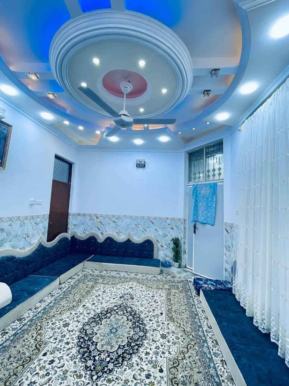 بيت للبيع مكان الحكم فرع صيدليه زمزم
طابقين الاول غرفه وصاله واستقبال وصحيات 
طابق الثاني 3اغرف وصاله وصحيات داخليه وخارجيه بناء حديث 
مساحه 145متر 
رقم واتساب ***********
