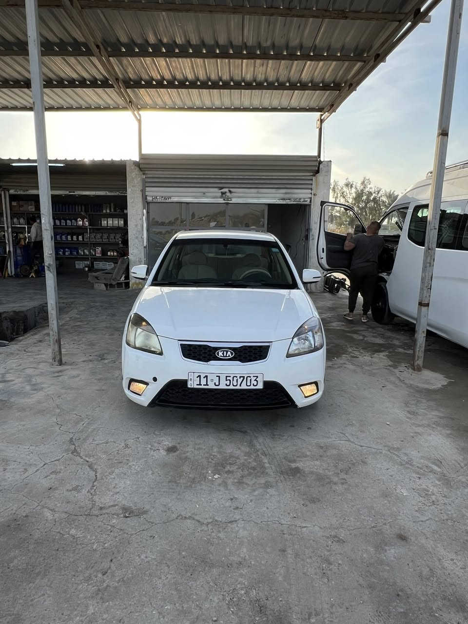 سلام عليكم للبيع كيا ريو موديل 2012 خليجي بيها صبغ قطعتين بدون دواخل ابد سياره جاهزه من كلشي مكينه ١٦٠٠ مكينه وكير فول الفول صدر جديد كفاله تخم تاير جديد رقم جديد هزه جديده سنويه جديده تبريد ثلج كهربائيات مكفوله جاهزه للاخير داخل لونين جلد دواخلها جديده سياره اي نقص مابيها مكاني بغداد اليوسفيه السعر 92  رقمي ***********
