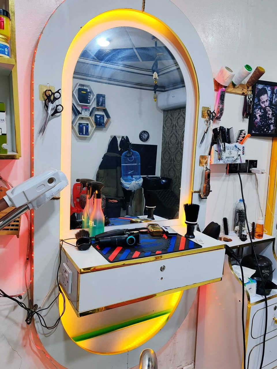 السلام عليكم ديكور حلاقه مرايات و ميز بي 3 مجرات و رفوف
 نضافتهن حلوه مكاني ابي الخصيب طريق الوصطي تقاطع الصحراء
السعر:250 و بي مجال
للتواصل:***********
