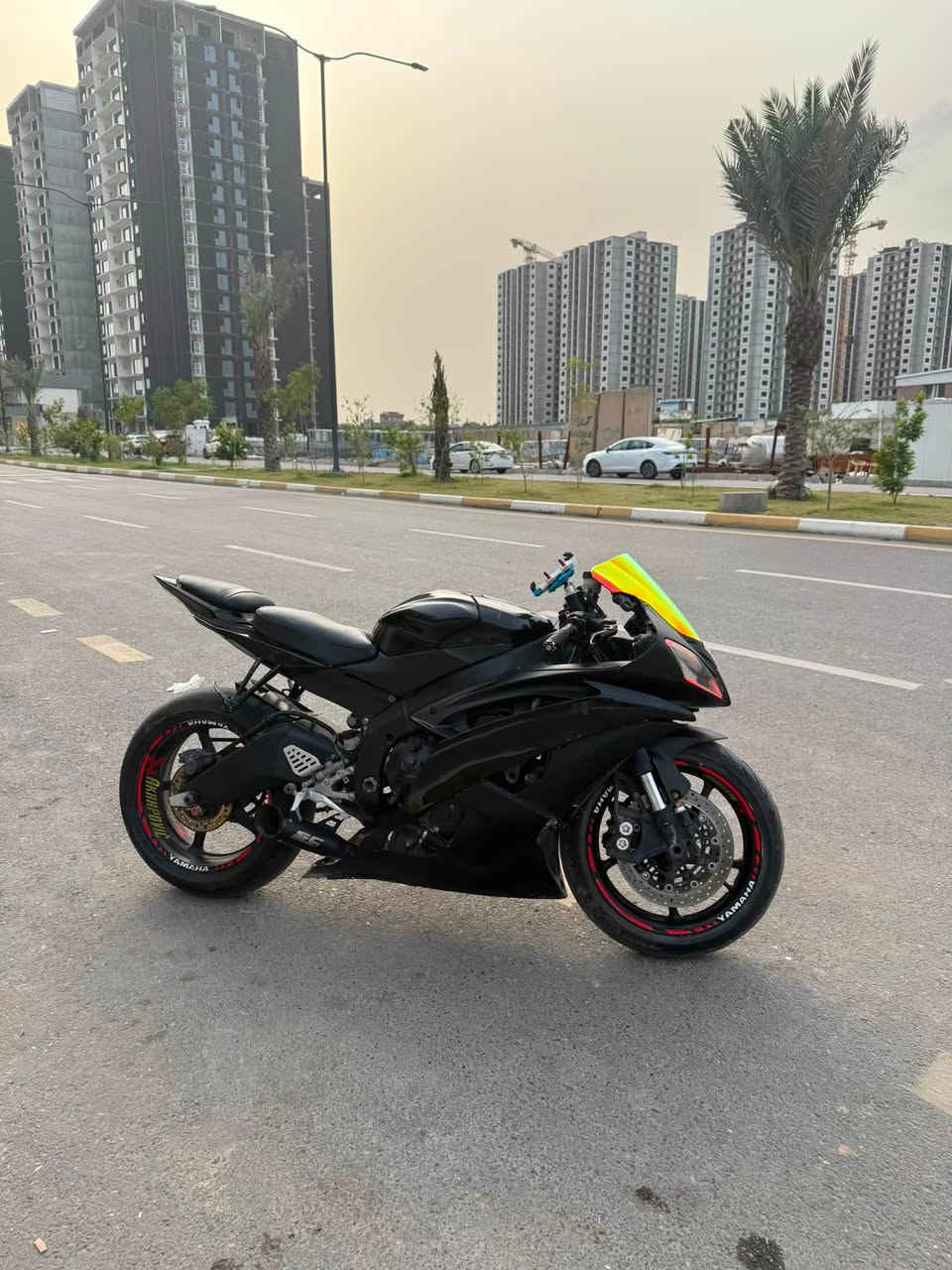 �
🏍️ Yamaha R6 موديل 2015

📌 المواصفات

* محرك 600cc (4 سلندر)  

* قير 6 سرعات

* تبريد ماء (راديتر)

* نظام حقن وقود (إنجكشن)

* وزن خفيف تقريباً 189 كغم  

📌 الحالة:

* مكفولة كير محرك

* محرك شغال 100%

سعر:

(35قابل للتفاوض)

📌 الموقع:

(بغداد حي الحسين)

📞 للتواصل: ***********
