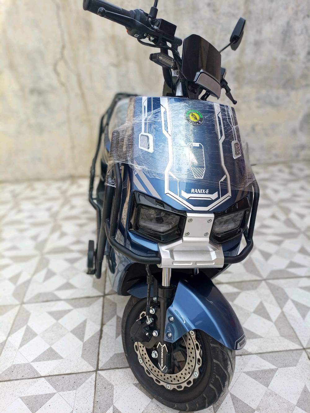 دراجة كهربائية جديدة من نوع RANIX E، مميزة بلونها الأزرق الجذاب وتصميمها العصري. الدواسات مريحة وجاهزة للاستخدام الفوري. مناسبة للتنقل السريع في المدينة وتتميز بسهولة الاستخدام والصيانة.