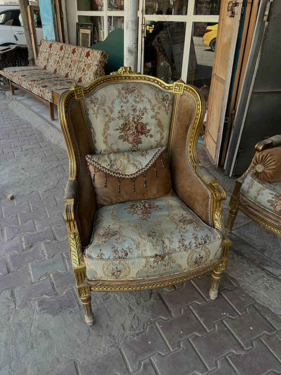 نص تخم خشب زان صنع مصري 
*العنوان:بغداد الكسره قرب ملعب الكشافه داخل السوق الشعبي 
*للحجز والاستفسار عن الاسعار يرجى التفضل على الخاص ومراسله الصفحه او الاتصال على الرقم. ***********
*يوجد توصيل الى كل محافظات العراق 
*يرجى التاكد من الطلب قبل مغادره المندوب
#antique #انتيكات #تحف #نوادر #راديو اثاث كريستال زوالي كلاسيك
