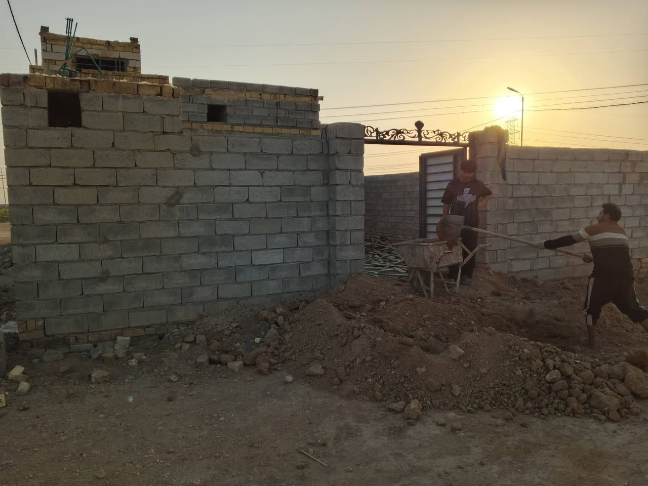 غرفتين 5×3
الصاله 8.5×4
مطبخ 5.5×4 حار +بارد
صحيات داخليات وخارجيات
براني على النص بنيان 9×4
مساحه البيت 200متر
ماي كهرباء جاهز
العنوان حي منصور الثاني نزله سيد ثابت
السعر 32بيه مجال الرقم صاحب البيت ***********
    مكلف بل النشر
