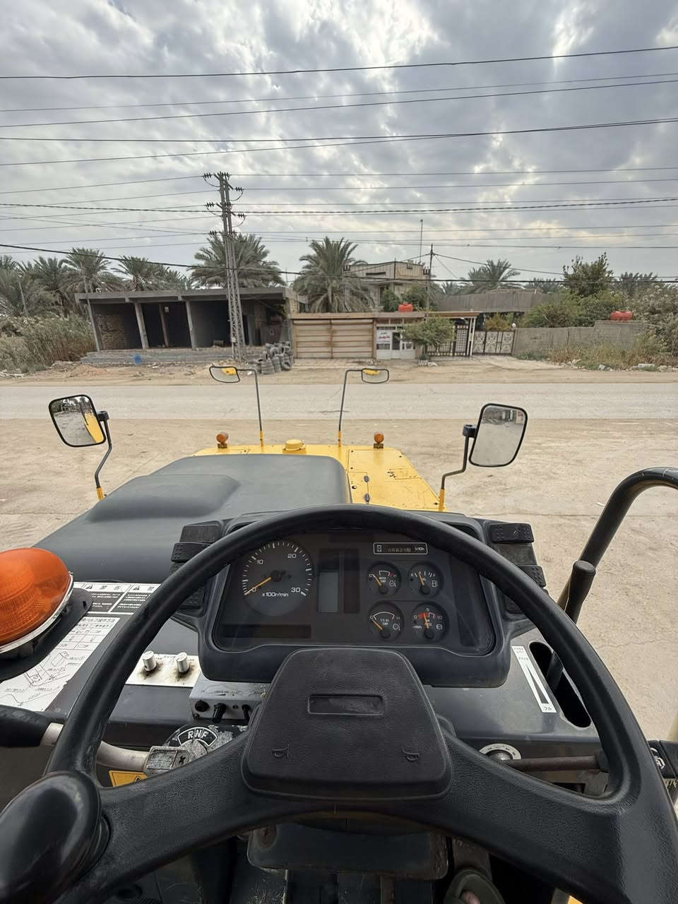 السلام عليكم للبيع  كاوسكي دخول جديد ما مشتغله بالعراق احدث موديل بالسوك مكينه V6 ازوزه كير اوتماتيك المكينه فول عادي  عل وضع الشركه كلشي بيه شغال 100‎%‎ 
للاستفسار ***********
