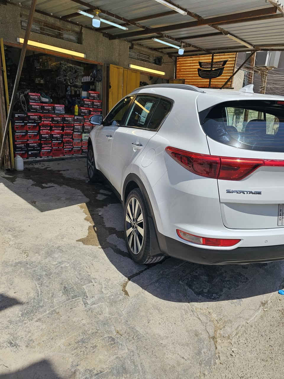 السلام عليكم سبورتج خليجي موديل 2017
فول موصفات قماره حديد مكفوله من الصبغ والتبديل حتى الدعاميات بارد خفيف ممبين باب الصدر ماشيه 96 اكو فديو بالمنشور. سونر داخل المنشور 
سياره جديده جاهزه 
رقم بغداد مكانها بغداد السعر 183 بيها مجال بسيط 
***********
