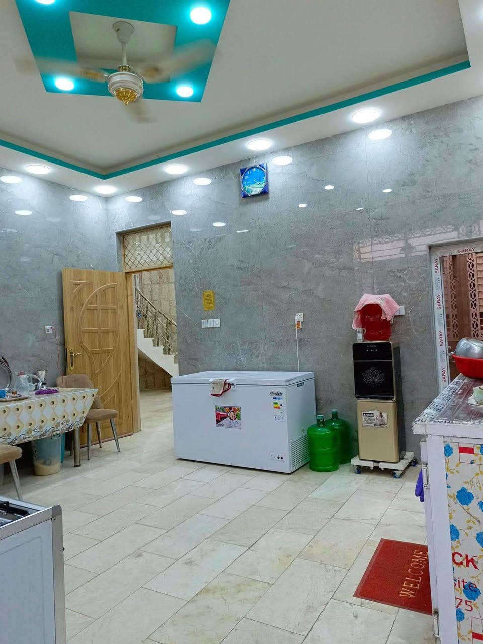 بيت بحي السواق للبيع قرب اسواق ليمونه خلف شارع الزهور مساحته 150 متر سعره 700 مليون وبي مجال الاتصال عالرقم ***********
