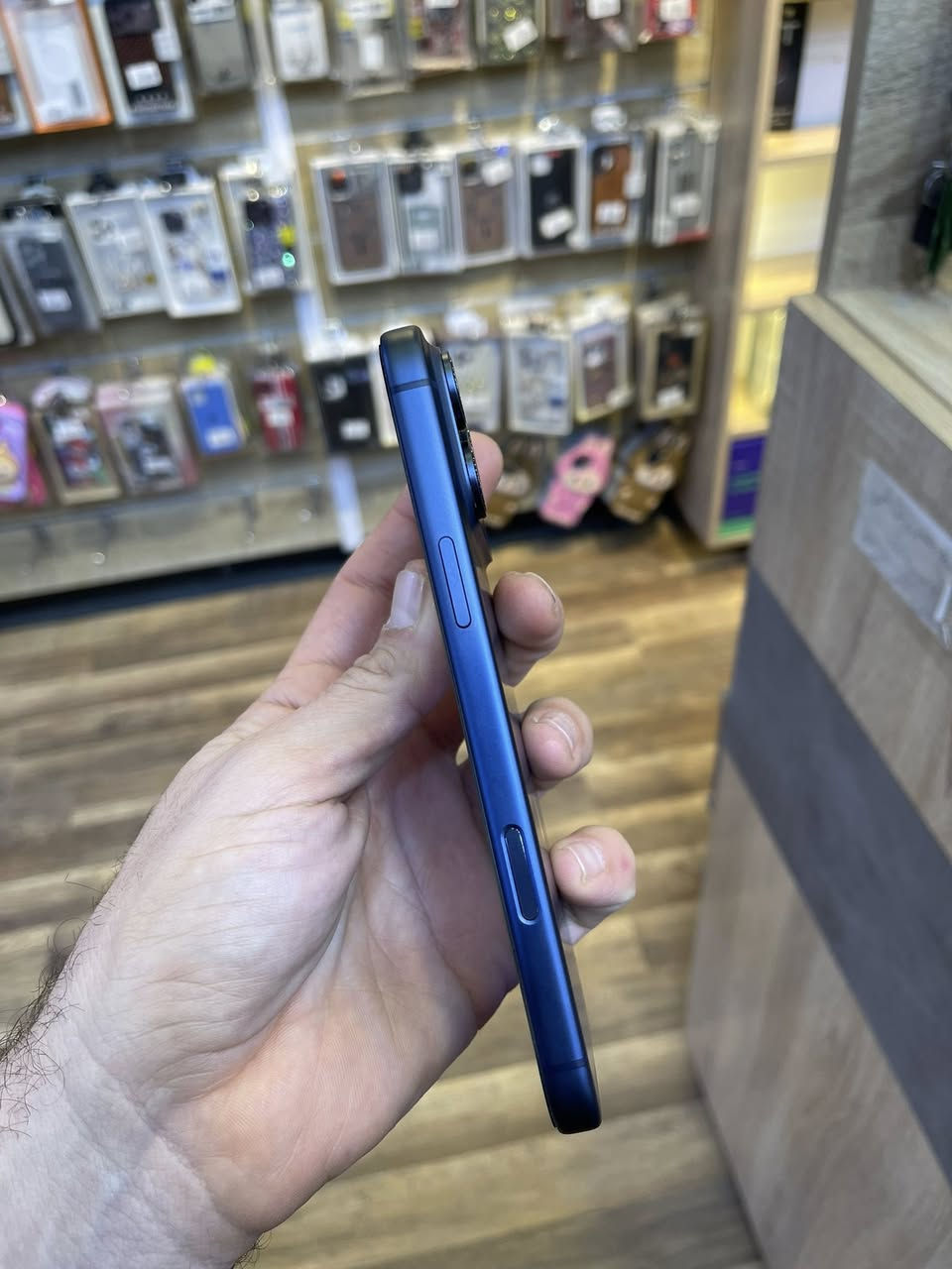 مستخدم ايفون 17 بروماكس 256 شريحه الكترونيه
لون نيلي 
السعر مليون و800 
بطاريه 100 مشحون 3 مرات فقط
العامريه شارع المنظمه 
يتوفر توصيل بغداد فقط 
للاستفسار ***********
